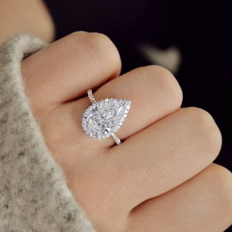 Friends Jewelry, Fine Engagement Rings, Pear Shaped Engagement Rings, Antique Engagement Ring, Heart Engagement Rings, Engagement Ring Shapes, Wedding Rings Halo, Round Engagement Rings, Wedding Rings Solitaire