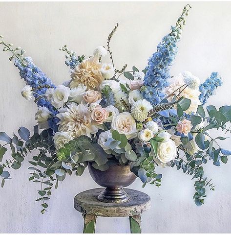 Spring Flower Arrangements Centerpieces, Blue Flower Arrangements, Spring Flower Arrangements, Spring Floral Arrangements, Desain Lanskap, Faux Floral Arrangement, Memorial Flowers, Flower Arrangements Diy, Beautiful Flower Arrangements