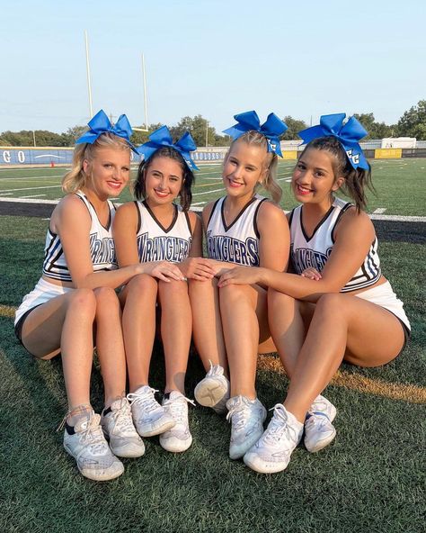 Hot Cheerleading Outfits, Cheerleader High School, Tcu Cheerleaders, Cheerleading Football, Cheer Photography, Lulu Outfits, Cheerleading Photos, Football Pics, Bestie Pics