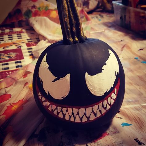 Horror Painting Pumpkin, Pumpkin Paint Ideas Halloween, Guy Pumpkin Painting Ideas, Ninja Pumpkin Painting, How To Paint Pumpkins For Halloween, Vampire Painted Pumpkin, Fortnite Pumpkin Painting, Marvel Painted Pumpkins, Scary Pumpkin Painting Ideas Creative