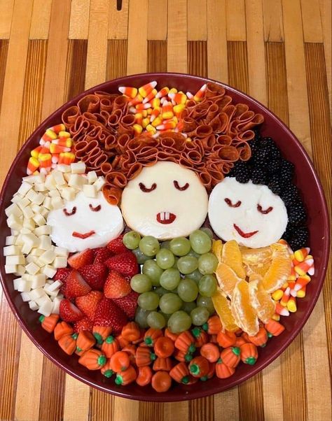 Halloween Food Platter Ideas Kids, Trick Or Treat Appetizers, Halloween Fruit Charcuterie Board Ideas, Bring Your Own Board Party Halloween, Hocus Pocus Board Food, Halloween Movie Charcuterie Board, Easy Halloween Cheese Board, Hocus Pocus Food Board, Charcuterie Board Ideas For Halloween