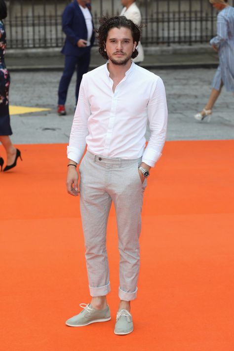 Kit Harington beige pant and collarless button up shirt. Casual Style Spidey Sona, Collarless Shirt Men, Chinos Men Outfit, Gemini Hair, Summer Exhibition, 2023 Fashion Trends, Formal Men Outfit, Dresses Romantic, Collarless Shirt