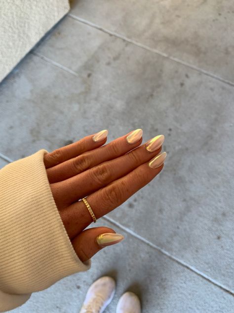 Chrome nails. Hailey Bieber. Sophie Richie Nails, Gold Hailey Bieber Nails, Hailey Bieber Yellow Nails, Haiku Bieber Nails, Light Orange Chrome Nails, Halie Bieber Nails, Sophia Richie Nails, Yellow Chrome Nails Designs, Bailey Bieber Nails