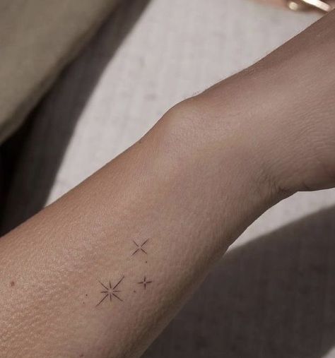 Tint Tattoo Placement, Minimal Sparkle Tattoo, Sparkle Minimalist Tattoo, Sparkle Tattoos For Women, Little Star Tattoo Simple, Sparkles Tattoo Ideas, Tattoo Sparkle Stars, Delicate Star Tattoos For Women, Sparkle Tattoo On Hip