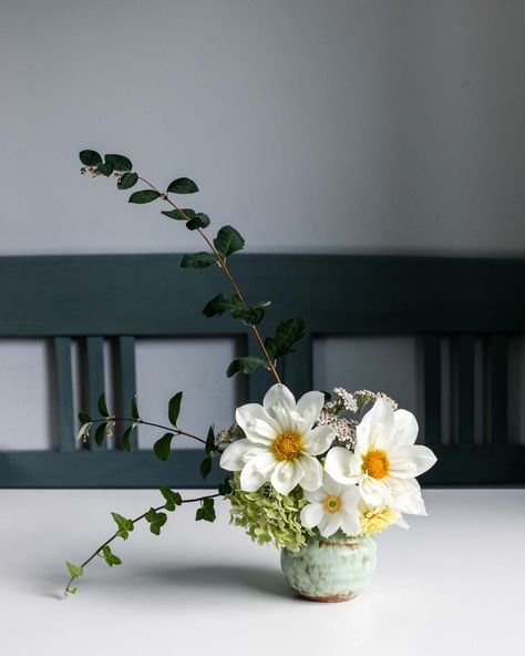 5 easy flower arrangement ideas with dahlias - Cloverhome Easy Floral Arrangements, Arreglos Ikebana, Bouquet Champetre, Sogetsu Ikebana, Small Flower Arrangements, Flower Arrangement Designs, Ikebana Flower Arrangement, Flower Vase Arrangements, Arrangement Ideas