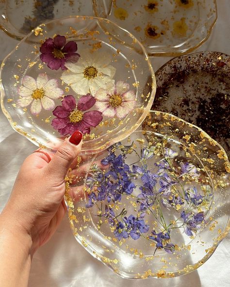 x Flower Trinket Dish, Diy Resin Table, Diy Gifts To Sell, Pressed Flower Crafts, Pinterest Diy Crafts, Candle Tray, Diy Resin Art, Decorative Trays, Craft Tutorial