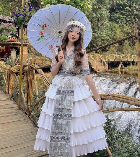 White Hmong Clothes, Hmong Chinese Clothes, Hmong Wedding Dress, Hmong Traditional Clothing, Hmong Dress, Hmong Outfit, Hmong Wedding, Hmong Art, Hmong Clothing