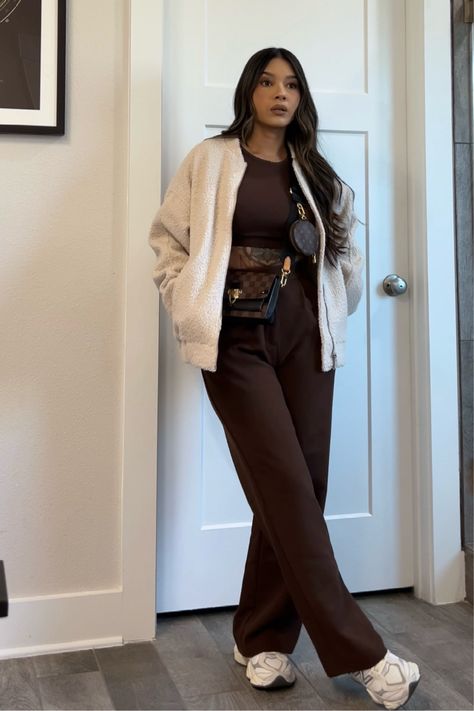 Cafe Look Outfit, At Home Thanksgiving Outfits, Fall Casual Outfits Black Women, Thick Women Outfits, Vee Mendoza, Brown Long Sleeve Outfit, Neutral Outfits Women, Brown Corduroy Pants Outfit, Thanksgiving Outfits Women Casual