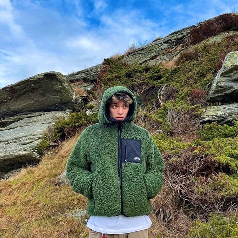 Green Fleece Outfit, Patagonia Jacket Outfit, Fleece Jacket Outfit, Rockstar Fashion, Cool Music, Fleece Outfit, Popular Clothing, Aesthetic Fits, Jacket Outfit