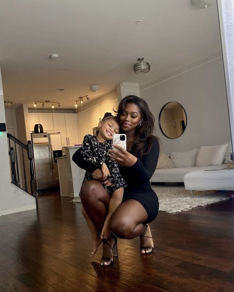 Rich Aunt, Birkin Mom, Rich Rich, Mommy And Baby Pictures, Black Motherhood, Mom Daughter Outfits, Life Goals Future, Beautiful Pregnancy, Future Mommy