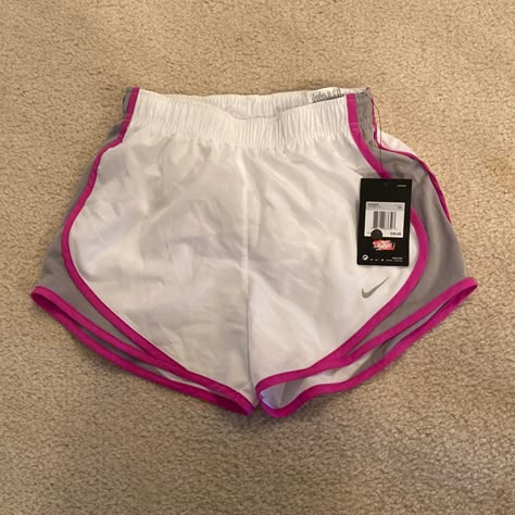 Cute Running Outfits, Nike Fits, Everyday Exercise, Dance Wear Practice, White Nike Shorts, Gymwear Outfits, Cute Nike Outfits, Fitness Wear Outfits, Workout Fits