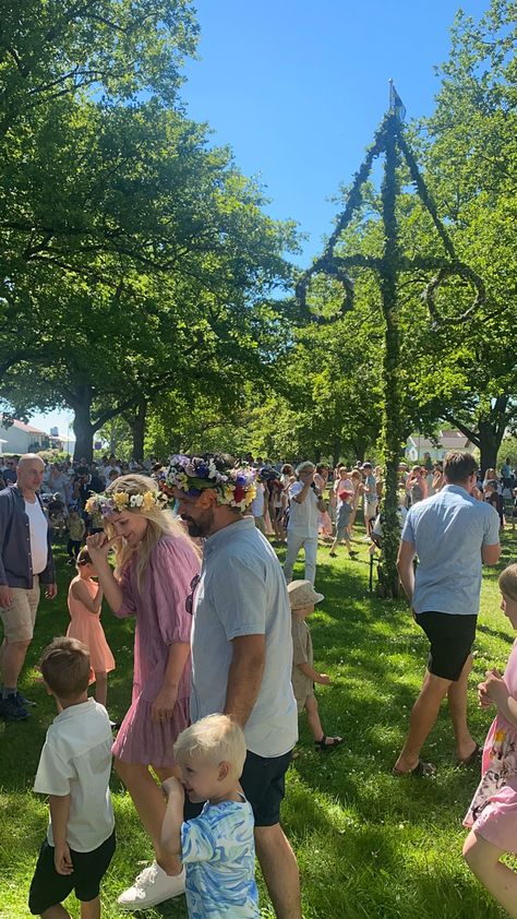 Swedish Midsommar Aesthetic, Midsommar Aesthetic, Swedish People, Inspiring Wallpapers, Sweden Aesthetic, Swedish Midsummer, Seventeenth Birthday, Nordic Aesthetic, Swedish Summer