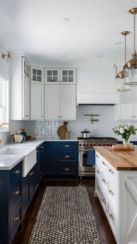 15 Two Tone Kitchen Cabinet Ideas – Your Motor Geek Blue Lower Kitchen Cabinets, Two Toned Kitchen Cabinets, Classic Kitchen Cabinets, White Upper Cabinets, Lake Kitchen, White Wood Kitchens, Two Tone Kitchen Cabinets, Beige Cabinets, Palmer House