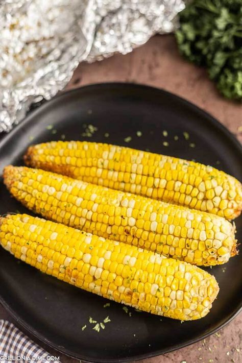 Blackstone Corn, Blackstone Meals, Griddle Cooking Recipes, Corn On The Cob Recipe, Grilling Recipes Pork, Sweet Corn Recipes, Grilled Chicken Recipes Easy, Grilled Beef Recipes, Smashed Potatoes Recipe