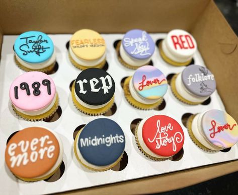 Bolo Taylor Swift, Taylor Swift Themed Party, Taylor Swift Shoes, Taylor Swift Cake, Taylor Swift Birthday Party Ideas, Taylor Swift Book, Taylor Swift Jokes, Taylor Swift Merchandise, Fest Temaer