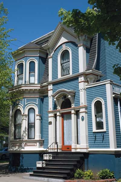 Earthy and subdued or vivid and energetic, there's a palette to suit your Queen Anne, Italianate, or Second Empire house's architecture—and your personality Second Empire House, Victorian House Colors, Empire House, Victorian Exterior, Victorian Colors, Homes Exterior, Victorian Cottage, Casa Exterior, Victorian Architecture