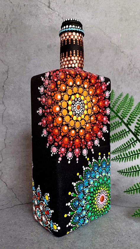 Dot Painting On Glass Bottles, Glass Dot Painting, Mandala Art In Bottle, Dot Art On Bottles, Dot Mandala On Bottle, Glass Painting Designs On Bottles, Bottle Dot Painting, Bottle Mandala Art, Mandala Art On Bottle