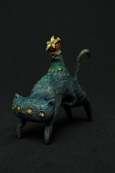 Akishi Ueda, Surrealism Sculpture, Strange Animals, Ceramic Figures, Ceramics Pottery Art, Creature Concept, Weird Art, 영감을 주는 캐릭터, Creepy Cute