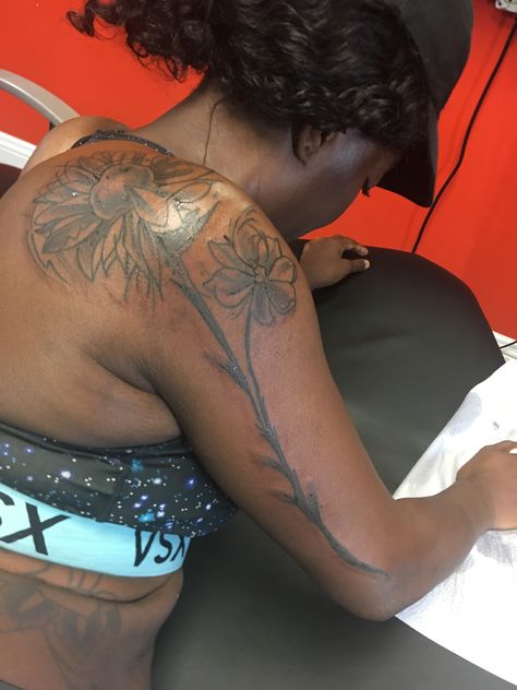 Vines Tattoo, Hibiscus Flower Tattoos, Hibiscus Tattoo, Cute Tats, Flower Tattoo Shoulder, Vine Tattoos, Koi Fish Tattoo, Dark Skin Women, Hibiscus Flower