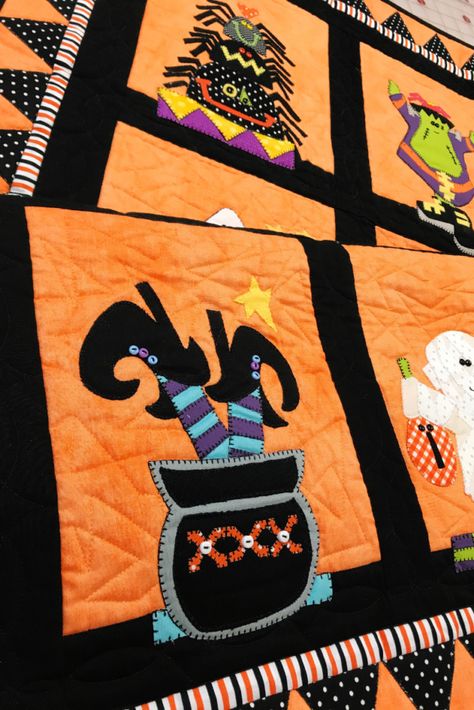 Halloween Quilts Patterns Free, Halloween Applique Patterns Free, Halloween Quilt Blocks Free Pattern, Halloween Machine Embroidery Designs, Halloween Quilting Projects, Halloween Quilt Ideas, Halloween Quilt Patterns Free, Halloween Quilts Ideas Free Pattern, Applique Work Ideas