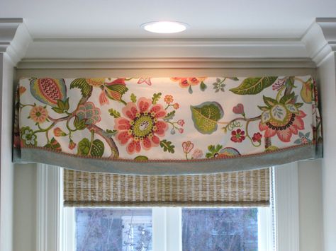 Valance design idea: floral fabric with contrast banding, decorative gimp over seam Simple Valance Ideas, Window Valance Ideas With Blinds Kitchen, Modern Valance Ideas Kitchen, Pretty Window Treatments, Boho Window Valance Ideas, Window Toppers Ideas Valances Modern, Unique Valance Ideas, Modern Valance Ideas, Valance Bedroom