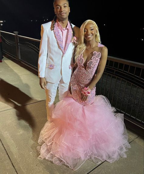 Pink And Silver Prom Couple, Prom After Party Outfit, Black Prom Couples, Homecoming Dresses Ideas, Pink Prom Dresses Black Women, Hood Prom, Pink Prom Couple, Unique Prom Suits, Prom Outfits For Couples