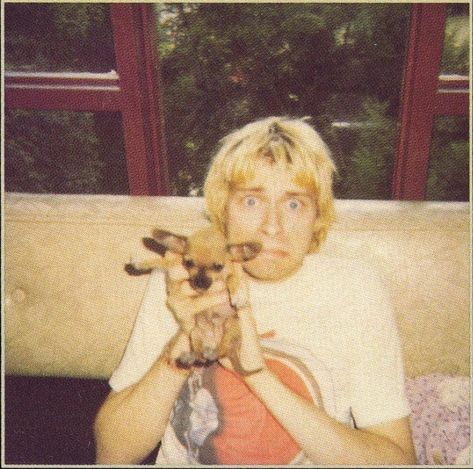 Kurt, September 1992, Alta Loma House. Taken by Courtney. This dog wasn't theirs. 🐕 #nirvana #kurtcobain #kristnovoselic #davegrohl #grunge… Nirvana Members, Curco Vein, Kurt Cobain Photos, Kurt And Courtney, Donald Cobain, Krist Novoselić, Nirvana Kurt Cobain, Nirvana Kurt, Dave Grohl