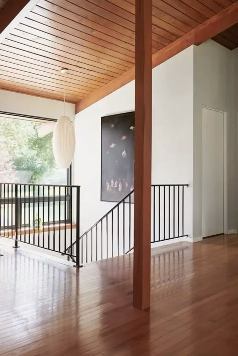 Home Renovation Preserves The Authentic Midcentury Character - Mid Century Home Split Level Railing, Mid Century Stair Railing, 1970 House Remodel, Mid Century Stairs, Stairs Front Door, Mid Century Modern Flooring, Staircase Bannister, Mid Century Modern Bathroom Ideas, Modern Midcentury Home