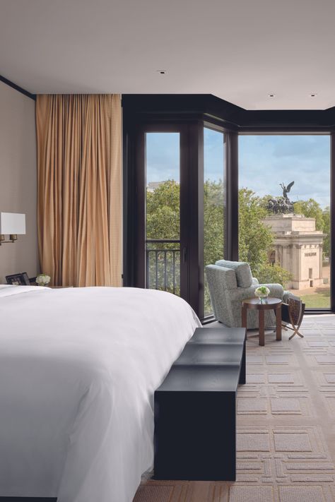 Experience the perfect blend of luxury and comfort in the Peninsula London Hotel, offering breathtaking city views. Enhance your space with Dornbracht's designer fixtures for a touch of modern sophistication. #LuxuryBedroom #CityView #ModernHomeDesign #Dornbracht London Hotels Luxury, Buckingham Palace Gardens, Hyde Park Corner, Peninsula Hotel, Hotels Luxury, London Now, Royal Park, Luxury London, Rooftop Restaurant