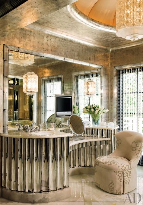 Glamorous bathroom by Craig Wright Arte Art Deco, Glamorous Bathroom, Hollywood Regency Style, Mirrored Furniture, Hollywood Glam, Traditional Bathroom, Beauty Room, Beautiful Bathrooms, Architectural Digest