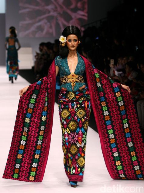 Foto: Koleksi Anne Avantie di Jakarta Fashion Week 2017 - Foto 45 Indonesian Character Design, Southeast Asian Fashion, Anne Avantie Kebaya, Exotic Dramatic Style, Berkain Outfit, Futuristic Fashion Male, Exotic Dramatic, Tenun Fashion, Anne Avantie