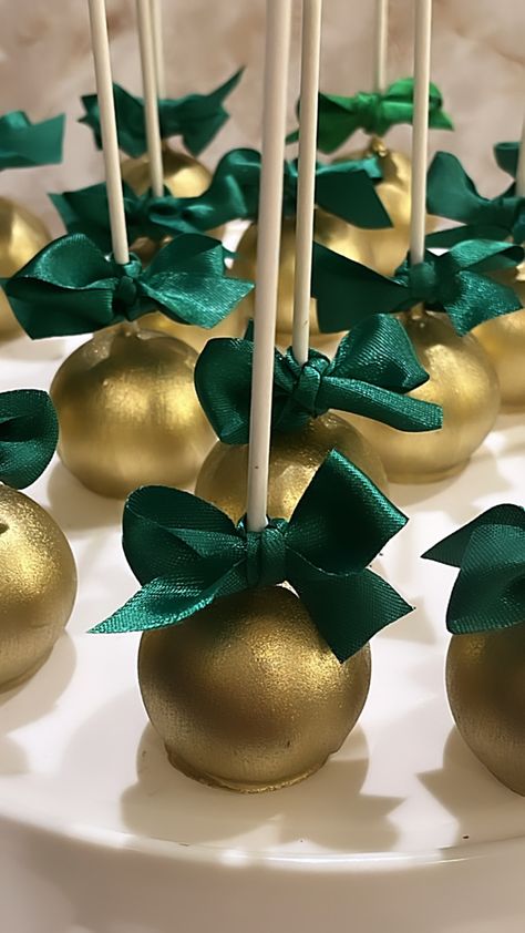 Green Cake, Gold And Green, Cake Pop, Candy Apples, Cake Pops, Emerald Green, Apples, Emerald, Candy