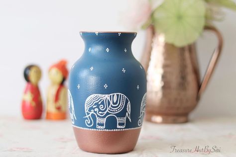 Painting On Glass Vases Ideas, Rajasthani Pot Painting, Decorating Pots For Plants, Pot Art Design, Cute Pot Painting Ideas, Small Pot Painting Ideas, Glass Jar Painting, Painting Vases, Bottle Painting Ideas