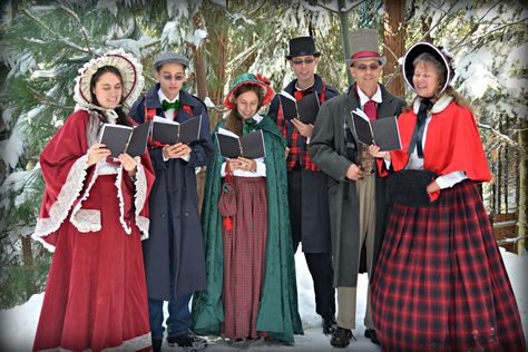 Christmas caroling in 1850's Dickens costumes. Dickens Costumes, Scrooge Christmas, Charles Dickens Christmas, Classic Christmas Movies, Christmas Party Themes, Christmas Outfits Women, Victorian Costume, Holiday Costumes, Parade Float