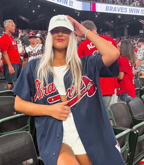 Twins Game Outfit, Cute Atlanta Braves Outfit, Womens Atlanta Braves Outfit, Atlanta United Outfit, Professional Baseball Game Outfit, Outfit For A Baseball Game, Braves Game Outfit Women Summer, Minnesota Twins Baseball Game Outfit, Atlanta Braves Game Outfit Women