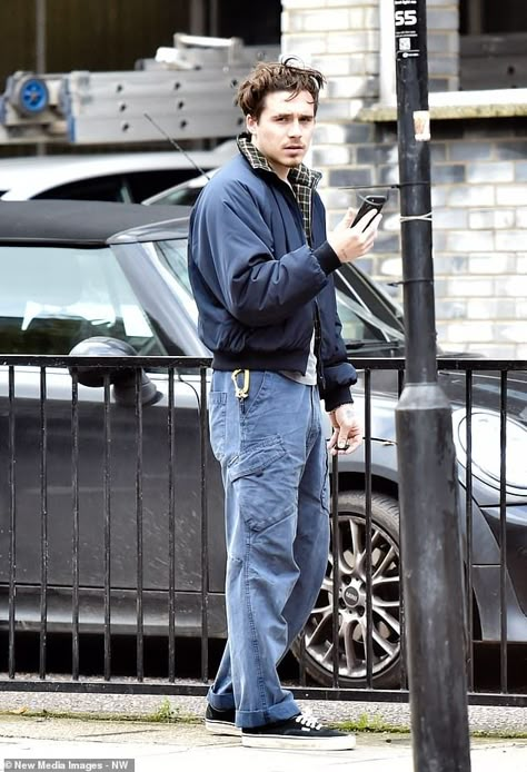 Camera-ready: Brooklyn was arriving for his continued internship at photographer Rankin's ... Workwear Fashion Men, American Casual Style, Japanese Street Fashion Men, Mens Street Style Summer, White Yoga Pants, Celebrity Inspired Outfits, Lottie Moss, American Workwear, Brooklyn Beckham