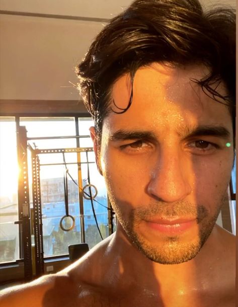 INFINITY ♥️ Siddharth Malhotra, 90s Bollywood Aesthetic, Pretty Hurts, Front Hair Styles, Facial Skin Care Routine, Vintage Bollywood, Weird Food, Stylish Boys, Aesthetic Guys