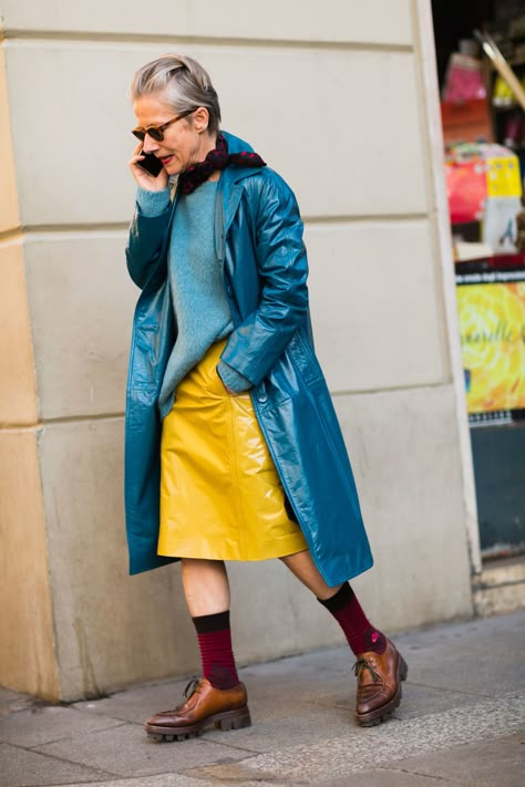 Bettina Oldenburg Ageless Style Aging Gracefully, Bettina Oldenburg, Walking Down The Street, Milan Street Style, Older Women Fashion, Style Rock, Yellow Skirt, Advanced Style, Ageless Style