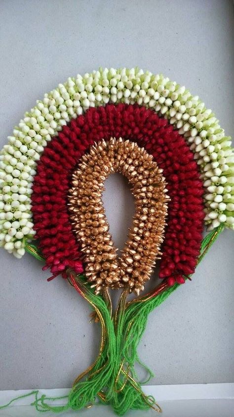 Venilu Hair, Venilu Flower, Hair Veni Designs, Bridal Flowers For Hair Indian, Hair Flowers Wedding Indian, Indian Bridal Hair Jewelry, Hairstyles For Saree, New Bridal Hairstyle, South Indian Wedding Hairstyles