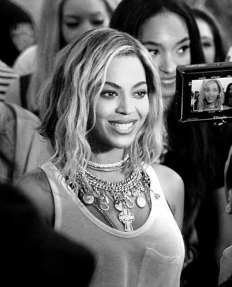 Beyoncé on We Heart It - http://weheartit.com/entry/99414253 Beyonce Self Titled, Beyonce Xo, Beyonce Music, Sasha Fierce, Beyonce Knowles Carter, Self Titled, Mrs Carter, Beyonce Queen, Queen Bey