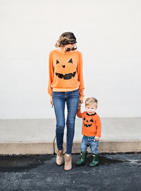 Loving these matching jack-o-lantern sweatshirts! Cute for Halloween! Hallowen Costume, Mommy And Son, Hello Fashion, Halloween Boys, Fantasias Halloween, Family Halloween Costumes, Baby Halloween Costumes, First Halloween, Family Halloween