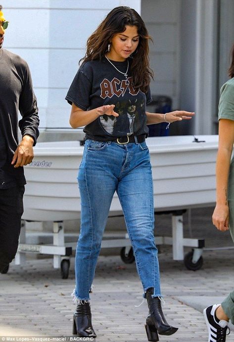 Selena Gomez Style Casual, Band Shirt Outfits, Italian Street Style, Selena Gomez Fashion, Band Tee Outfits, Selena Gomez Street Style, Rihanna Street Style, Gigi Hadid Street Style, European Street Style