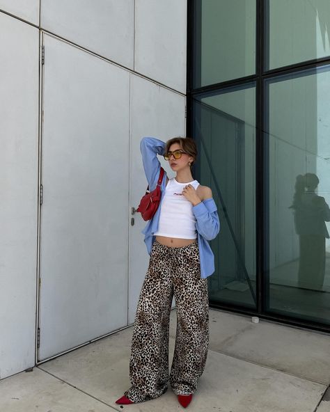 The season of the leopard 🐆 Pants: @bershka Top: @pullandbear Shirt: @pullandbear Ballet flats: @parfois #springlooks #springootd #springfashion #springoutfits #ootd #outfitcheck #outfitideas #outfitideas #style #fashion2024 #pullandbearcommunity #bershkastyle #parfoisandfriends Leopard Pants Outfit Summer, Animal Print Top Outfit, Leopard Pants Outfit, Bershka Outfit, Printed Top Outfit, Internship Outfit, Leopard Outfit, Wardrobe Aesthetic, Dinner Outfit Casual