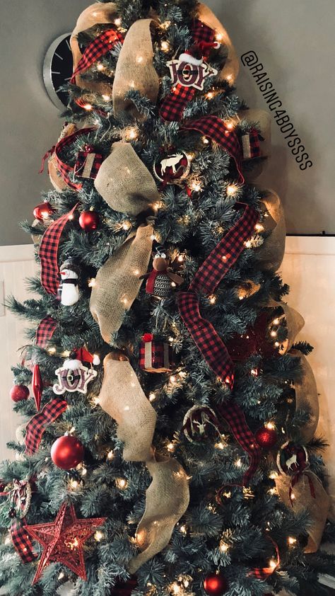 Diy Christmas Tree Decorations, Christmas Tree Inspo, Burlap Christmas Tree, Red Christmas Decor, Buffalo Plaid Christmas Tree, Plaid Christmas Decor, Farmhouse Christmas Tree, Christmas Tree Decorations Diy, Plaid Christmas Tree