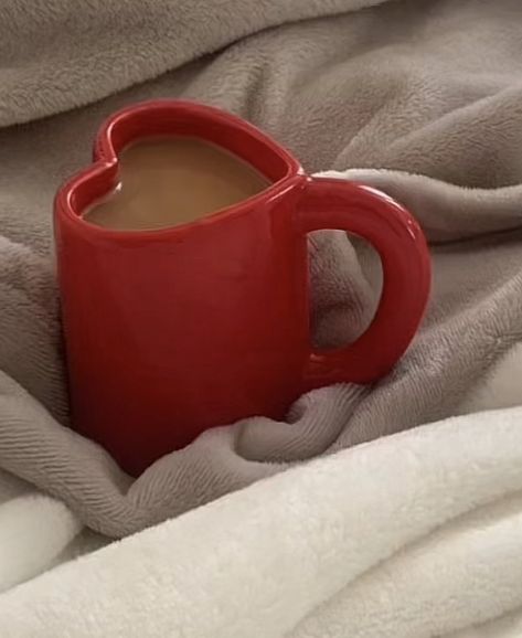 Life Reference, Heart Stuff, Affiches D'art Déco, Lovecore Aesthetic, Room Goals, Red Aesthetic, Cute Mugs, Pretty Pictures, Dream Life