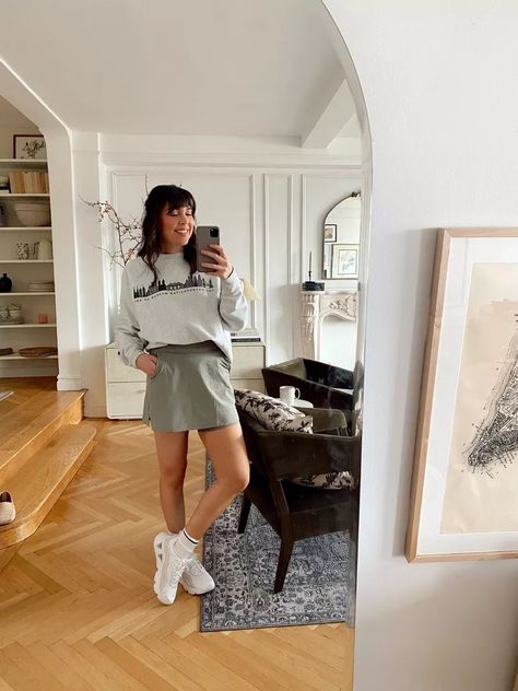 Skort Workout Outfit, Skort With Sweatshirt, Workout Skort Outfit, Athleisure Skort Outfit, Sneakers Neutral, Neutral Sneakers, Sneaker Fits, Pretty In The Pines, Workout Skort