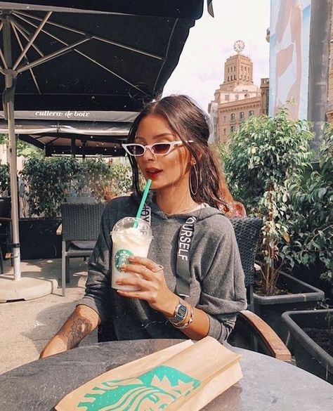 Starbucks Photography, Minuman Starbucks, Starbucks Girl, Starbucks Secret Menu Drinks, Starbucks Secret, Starbucks Secret Menu, Fitness Photoshoot, Cute Instagram Pictures, Secret Menu