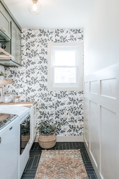 White Laundry Rooms, Mudroom Laundry, Green Laundry, Laundry Room Wallpaper, Laundry Room Flooring, Dream Laundry Room, Garden Retreat, Mudroom Laundry Room, Laundry Room Renovation