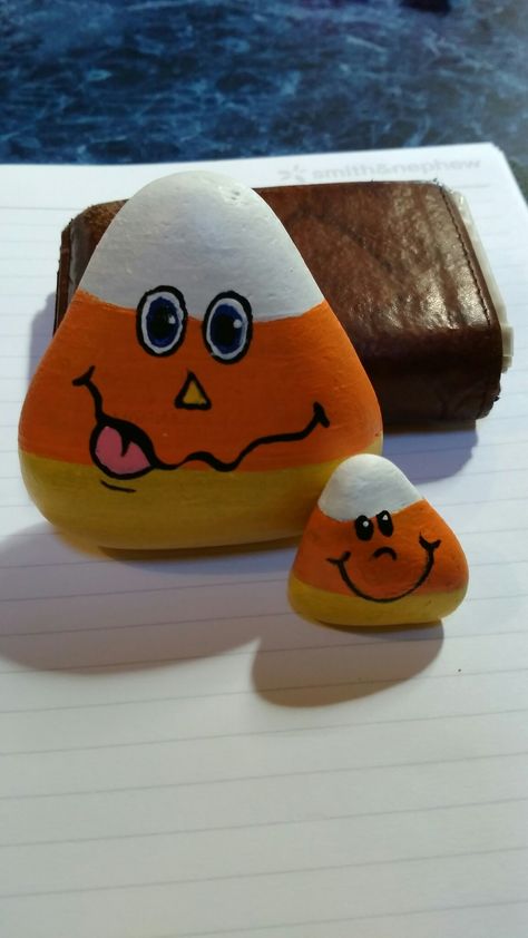 Candy corn - Halloween - painted rock Rock Painting Candy Corn, Candy Corn Rocks, Candy Corn Rock Painting, Candy Corn Painted Rocks, Corn Rock Painting, Fall Painted Rocks Ideas, Halloween Rocks Painted Ideas, Candy Corn Painting, Rock Painting Ideas Halloween