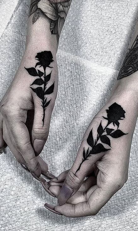 Rose Tattoo On Hand, Hand Tattoo Cover Up, Thumb Tattoo, Small Black Tattoos, Tattoo Main, Gotik Tattoo, Thumb Tattoos, Feminine Skull Tattoos, Shadow Tattoo